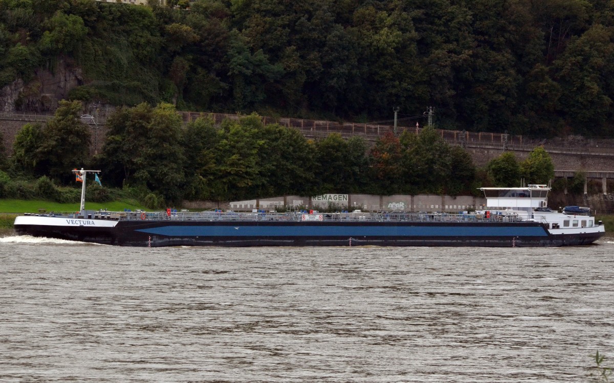 TMS  Vectura, ein Tankschiff  auf dem Rhein bei Remagen. Lnge  110m ,Breite 11,45m,  am 21.09.2013 abgelichtet.