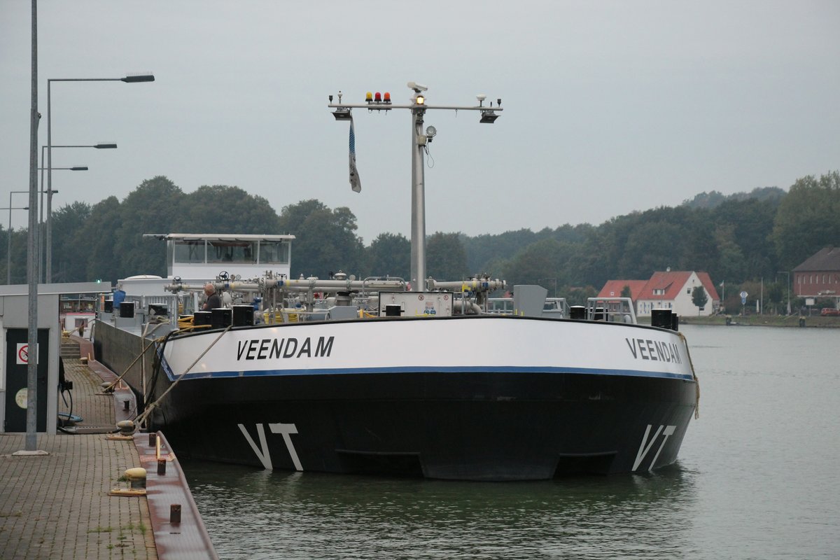 TMS VEENDAM (02327026 , 85,95 x 11,44m) am 28.09.2020 beim Bunkern am Nassen Dreieck im DORTMUND-EMS-KANAL.