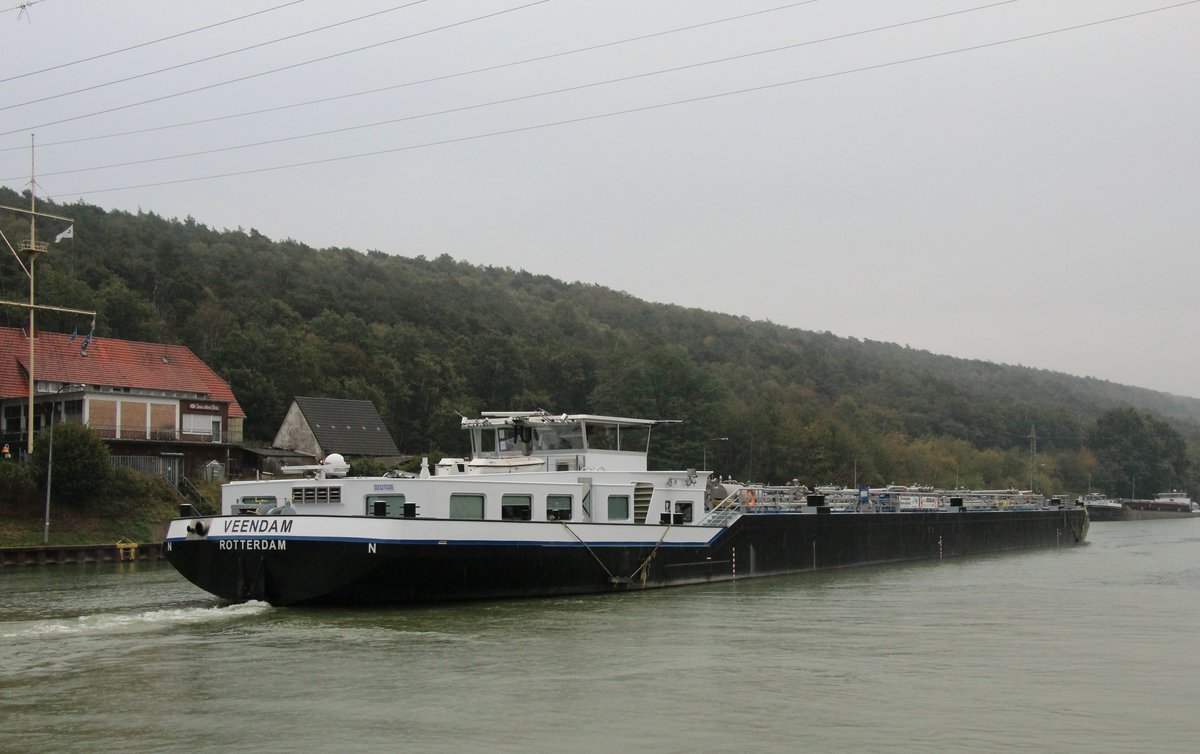 TMS VEENDAM (02327026 , 85,95 x 11,44m) am 28.09.2020 nach dem Bunkern am Nassen Dreick im DORTMUND-EMS-KANAL Höhe Bergeshövede auf Bergfahrt.