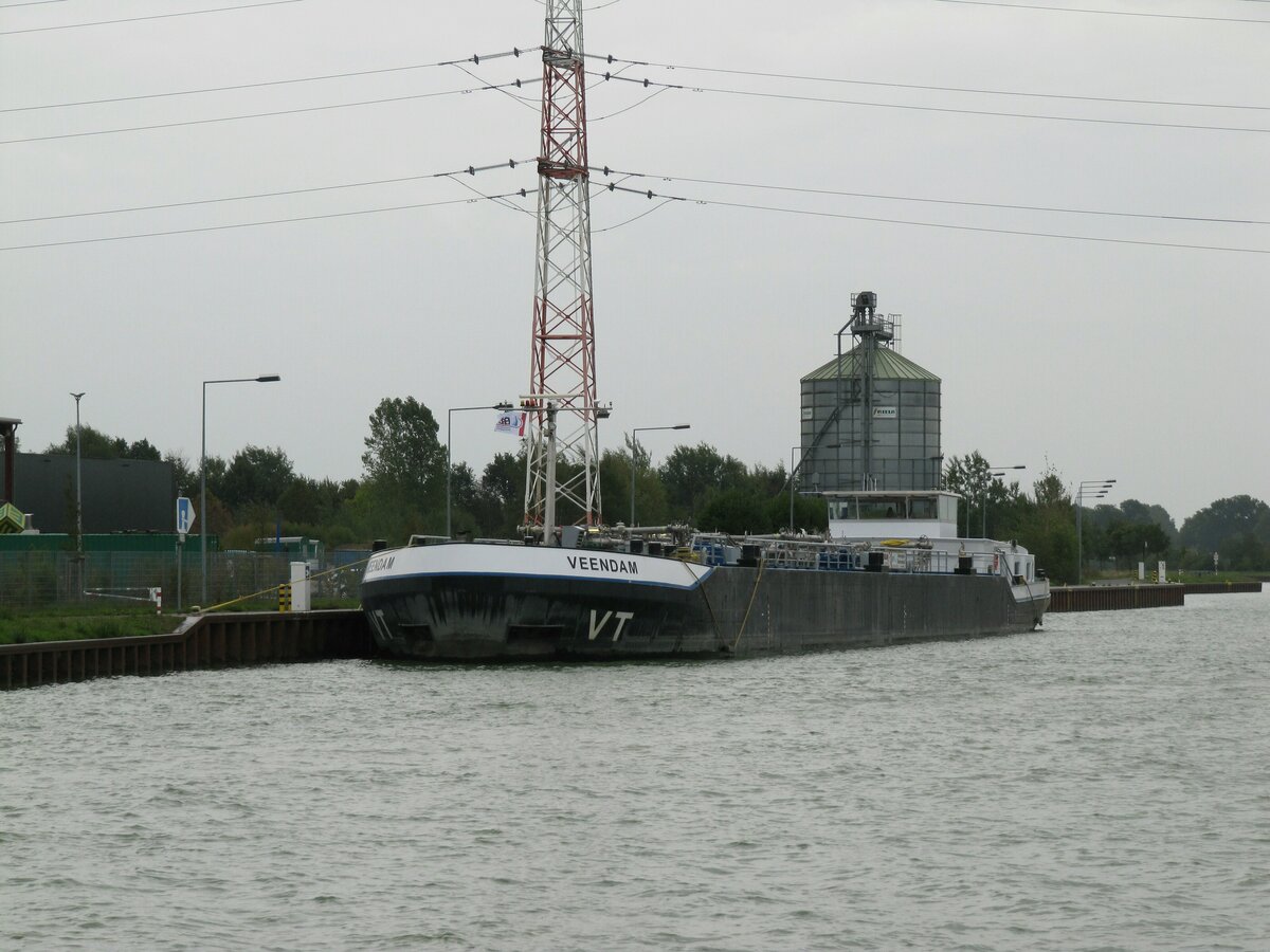 TMS  VEENDAM  (02327026 , 85,95 x 11,44m)  lag am 26.09.2022 im Hafen von Riesenbeck /  DORTMUND-EMS-KANAL.