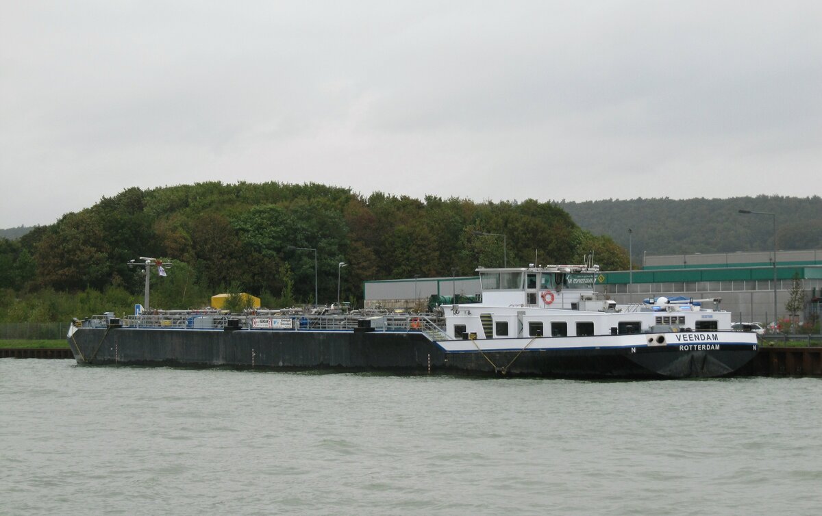 TMS  VEENDAM  (02327026 , 95,95 x 11,44m) lag am 26.09.2022 im Hafen Riesenbeck  /  DORTMUND-EMS-KANAL.