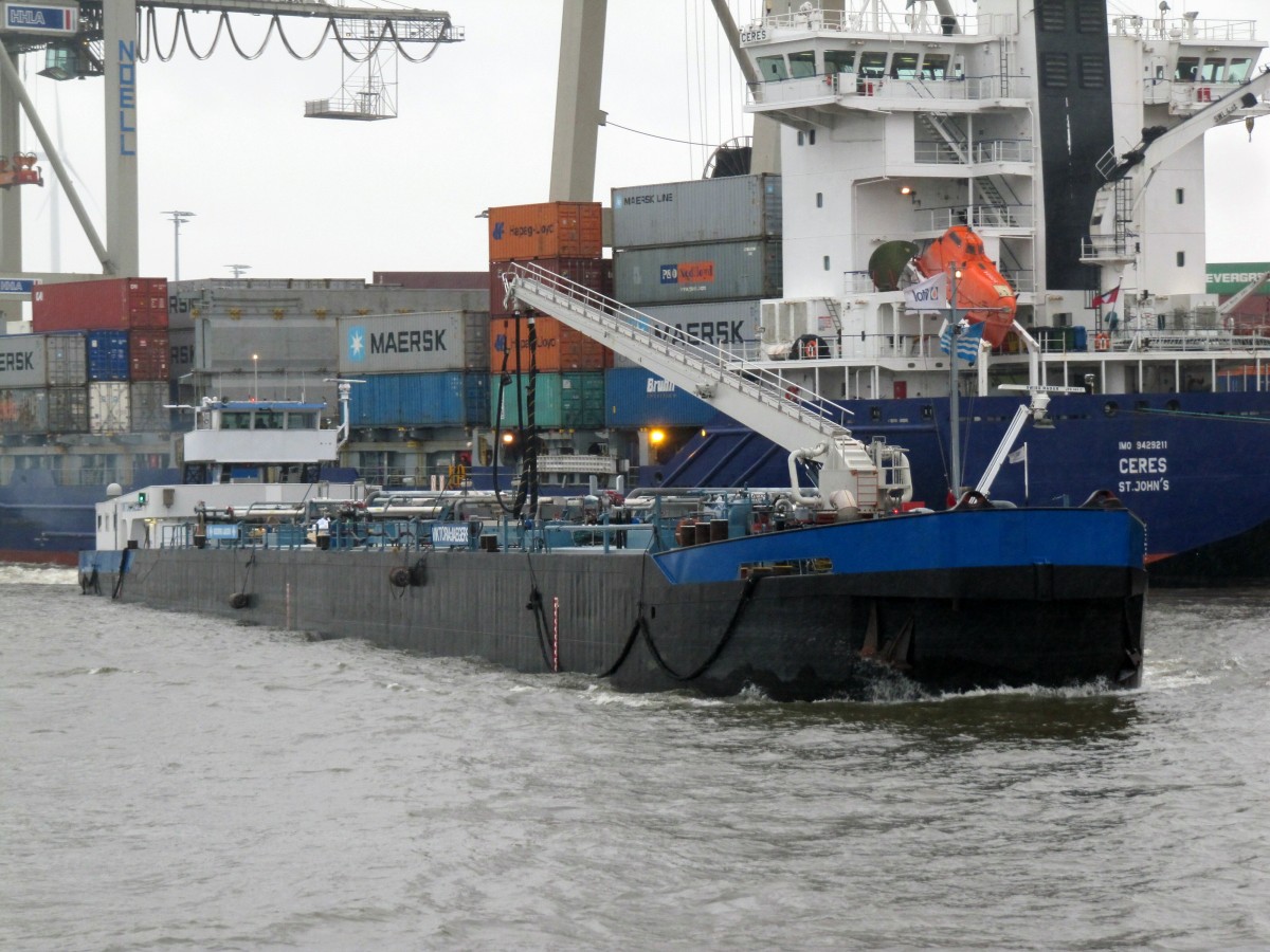 TMS Viktoria Jaegers (04502540 , 108,37 x 11,40m) am 13.01.2015 nach dem Bebunkern des Feeders Ceres (IMO 9429211) auf der Elbe am Burchardkai.