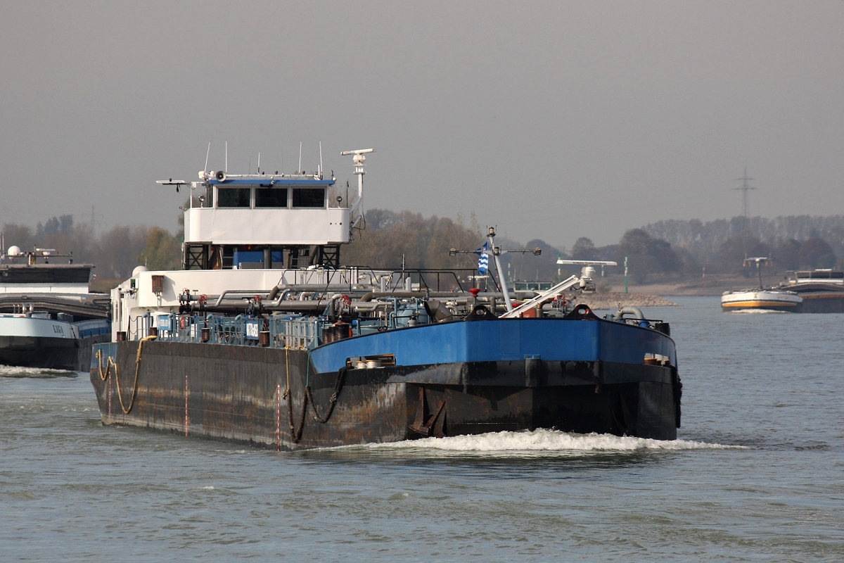 TMS  Viktoria Jaegers  MMSI Nr.:211490610 Rhein km 824 Xanten am 09.10.2018