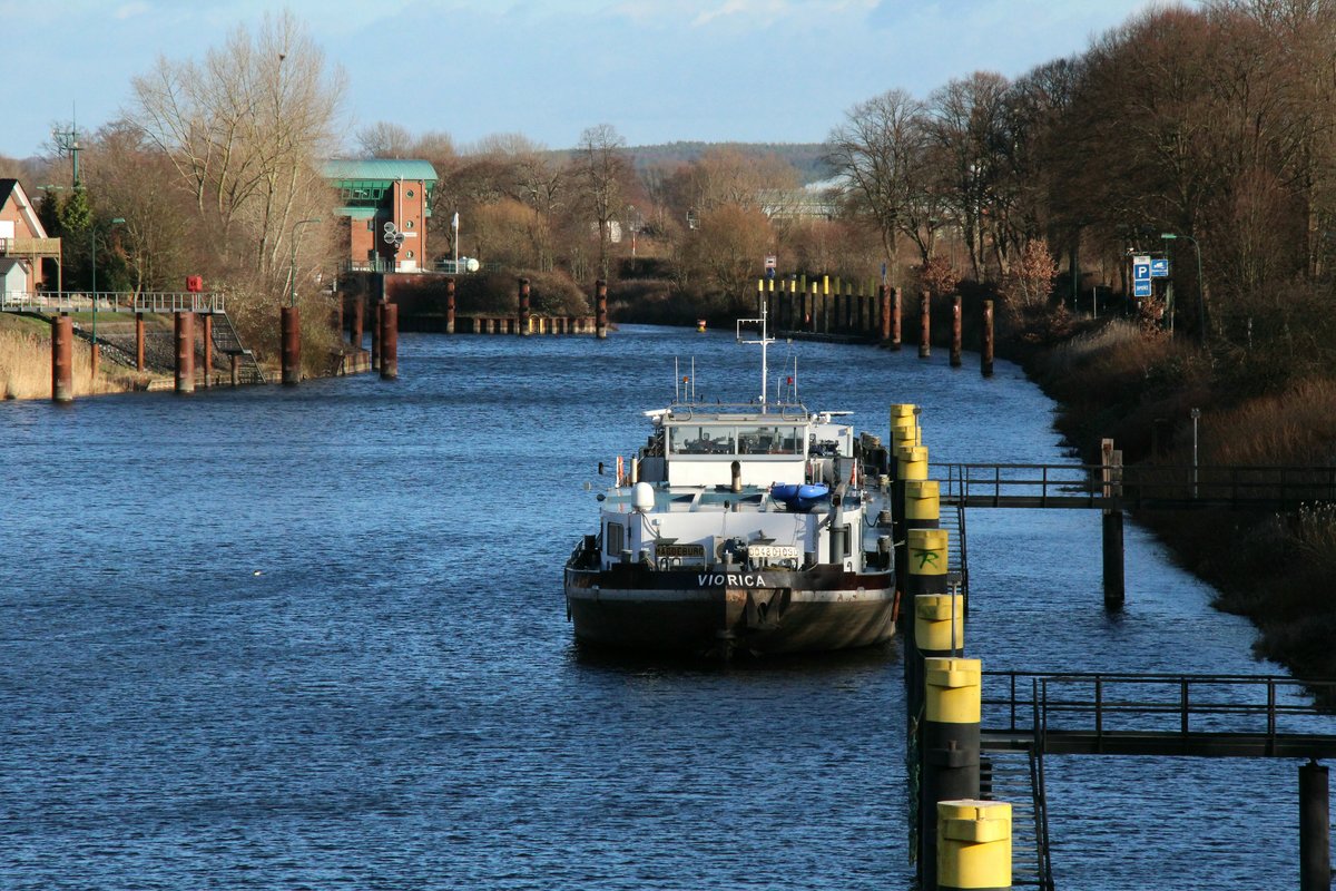 TMS Viorica (04801090 , 84,85 x 9,50m) lag am 14.01.2019 im Elbe-Lübeck-Kanal in Lauenburg/Elbe. Im Hintergrund die Schleuse Lauenburg.