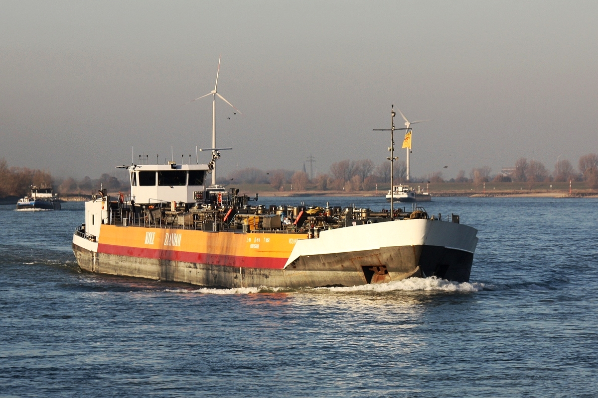 TMS Volharding (ENI:02015882)aufgenommen am 15.11.2019 auf dem Rhein bei Xanten.