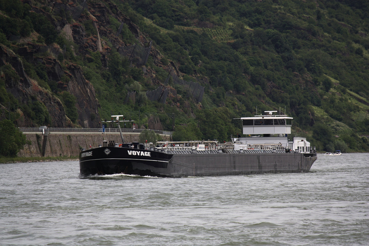 TMS Voyage (ENI:02326674) L.120,50m B.11,96m T.3772 am 09.06.2019 auf dem Rhein zu Tal bei Oberwesel.