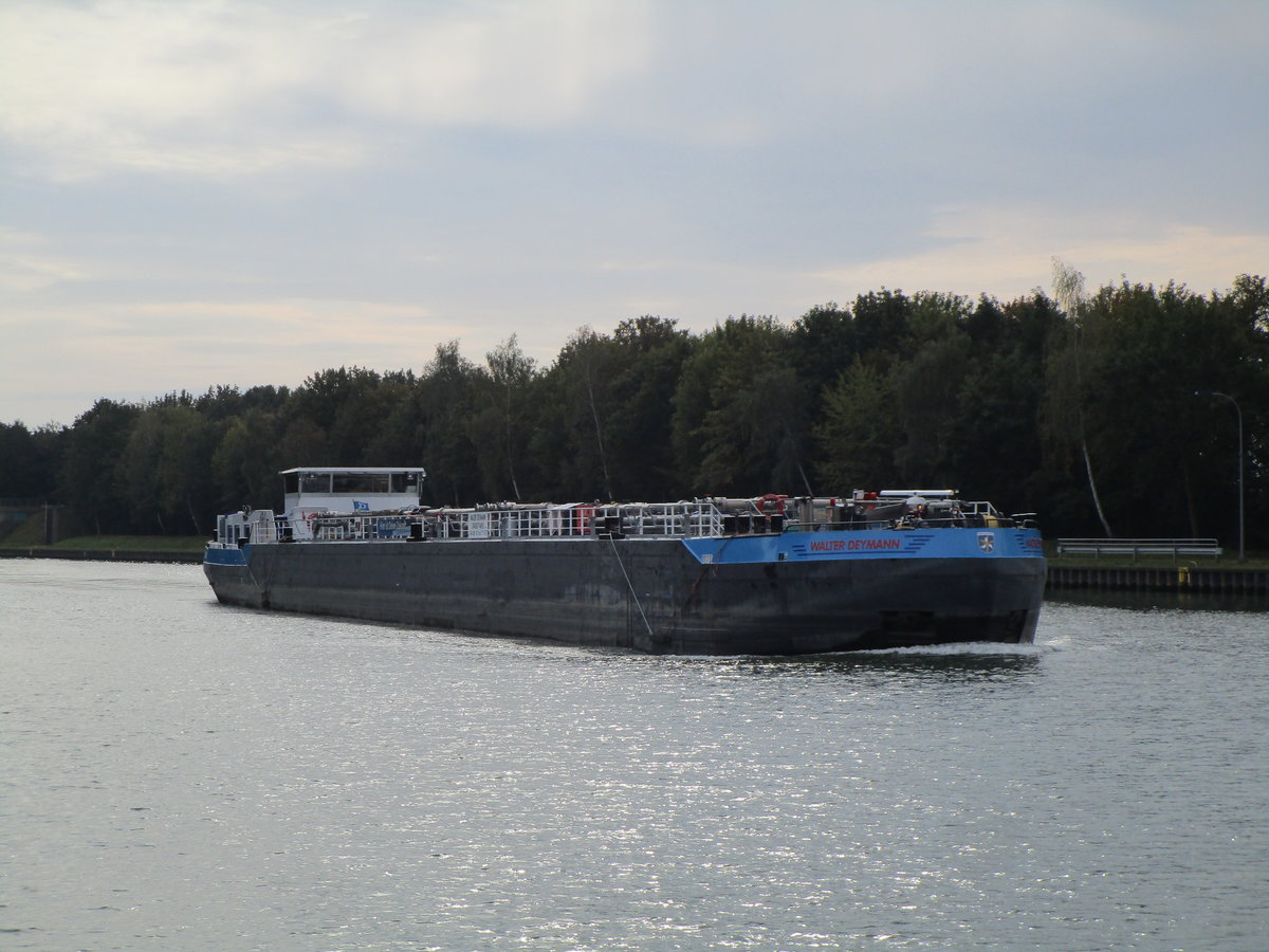 TMS WALTER DEYMANN (04807460 , 84,66 x 9,5m) am 01.10.2020 im WESEL-DATTELN-KANAL auf Talfahrt vor der Schleuse Ahsen.