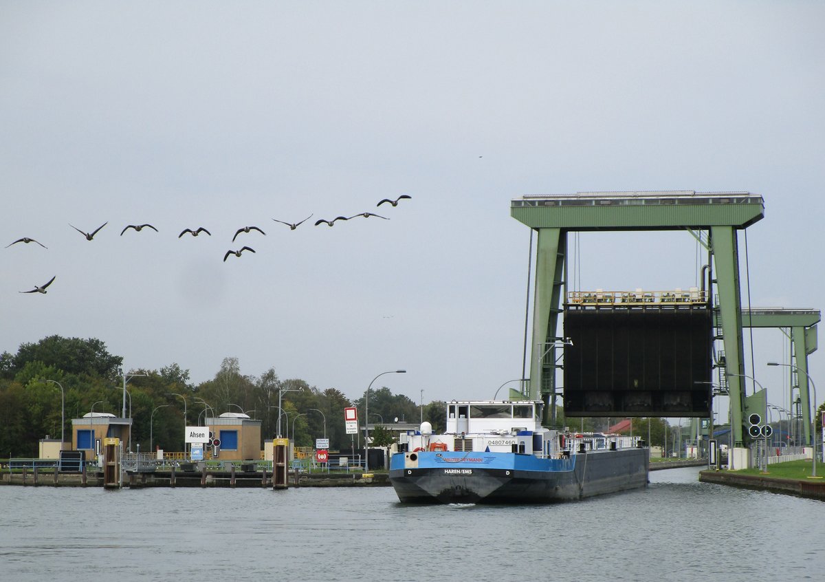 TMS WALTER DEYMANN (04807460 , 84,66 x 9,5m) am 01.10.2020 bei der Einfahrt in die SCHLEUSE AHSEN / WESEL-DATTELN-KANAL zu Tal.