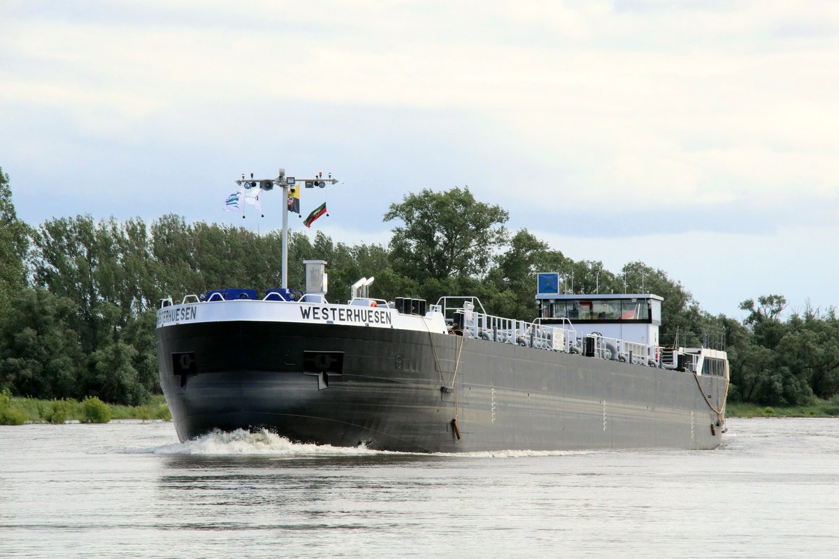 TMS  WESTERHUESEN  (04813670 , 84,97 x 9,60m) befuhr am 06.07.2020 die Elbe bei Storkau zu Tal.