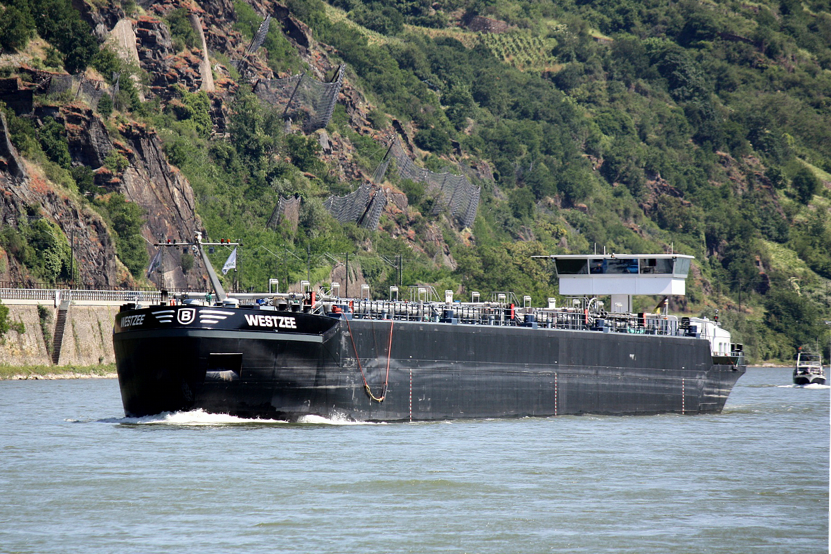 TMS Westzee (ENI:02332611) L.135m B.11,45m T.4521 am 07.06.2019 bei Oberwesl zu Berg.