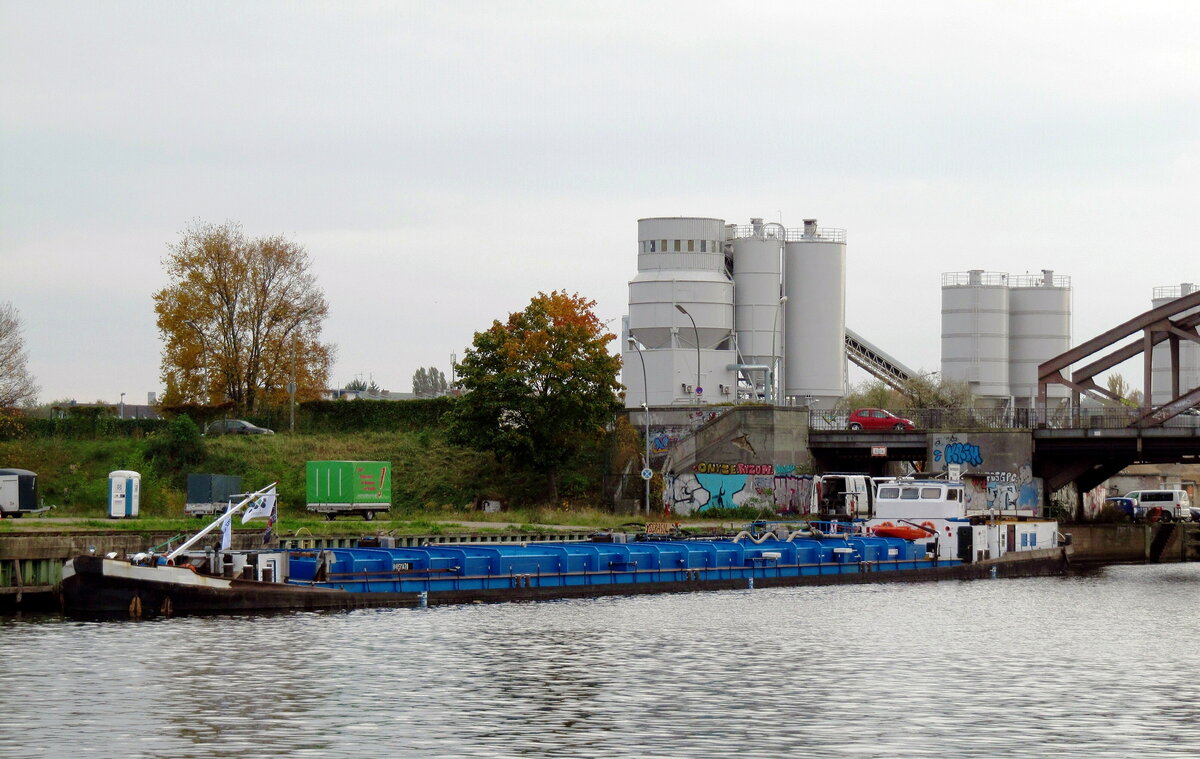 TMS  YGGDRASIL  (04031470 , 79,38 x 8,19m) lag am 26.10.2021 in Berlin-Spandau /  HAVEL  zum Leichtern seiner Düngemittel-Fracht.