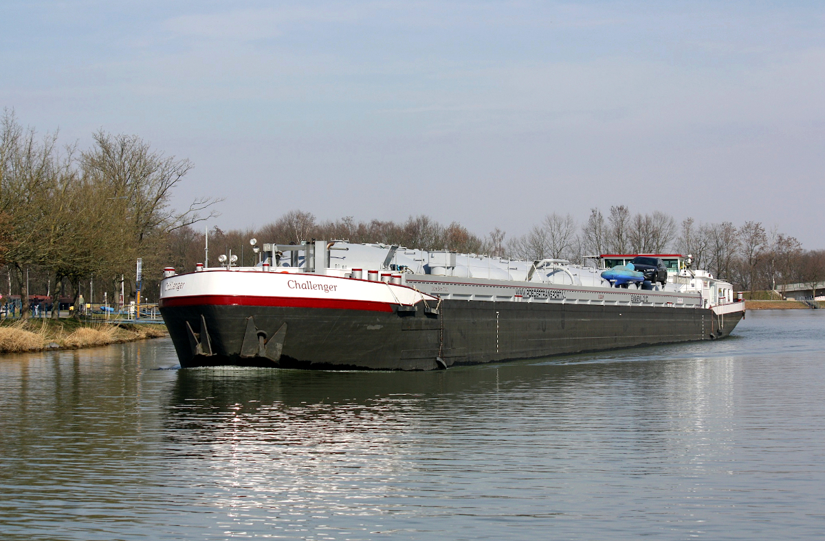 TMS(PULVERTANKER CHALLENGER (ENI:02322469) L.82 m B.9 m T 1382 auf dem DEK am 13.03.2022 am Dattelner Meer.