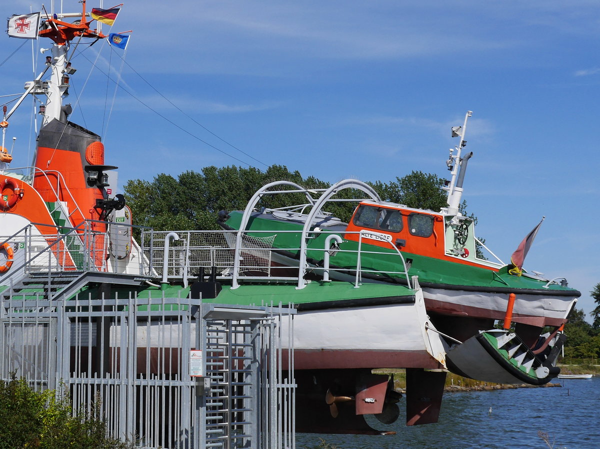 Tochterboot ALTE LIEBE ( ex Siggi Guðjons) achtern auf dem SAR Seenotkreuzer ARWED EMMINGHAUS, zu besichtigen im Hafen Burgstaaken / Fehmarn; 25.08.2016

