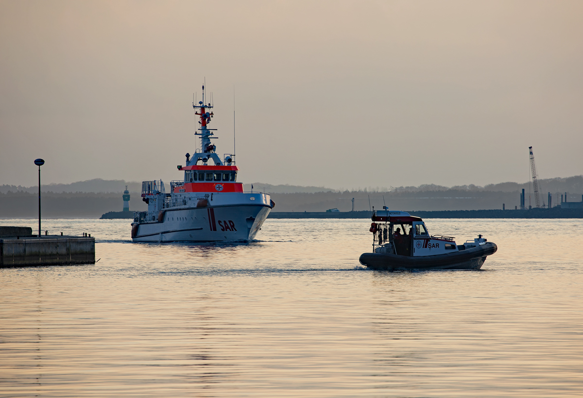 Tochterboot NOTARIUS wartet im Sassnitzer Hafen auf den Seenotrettungskreuzer HARRO KOEBKE. - 21.02.2018