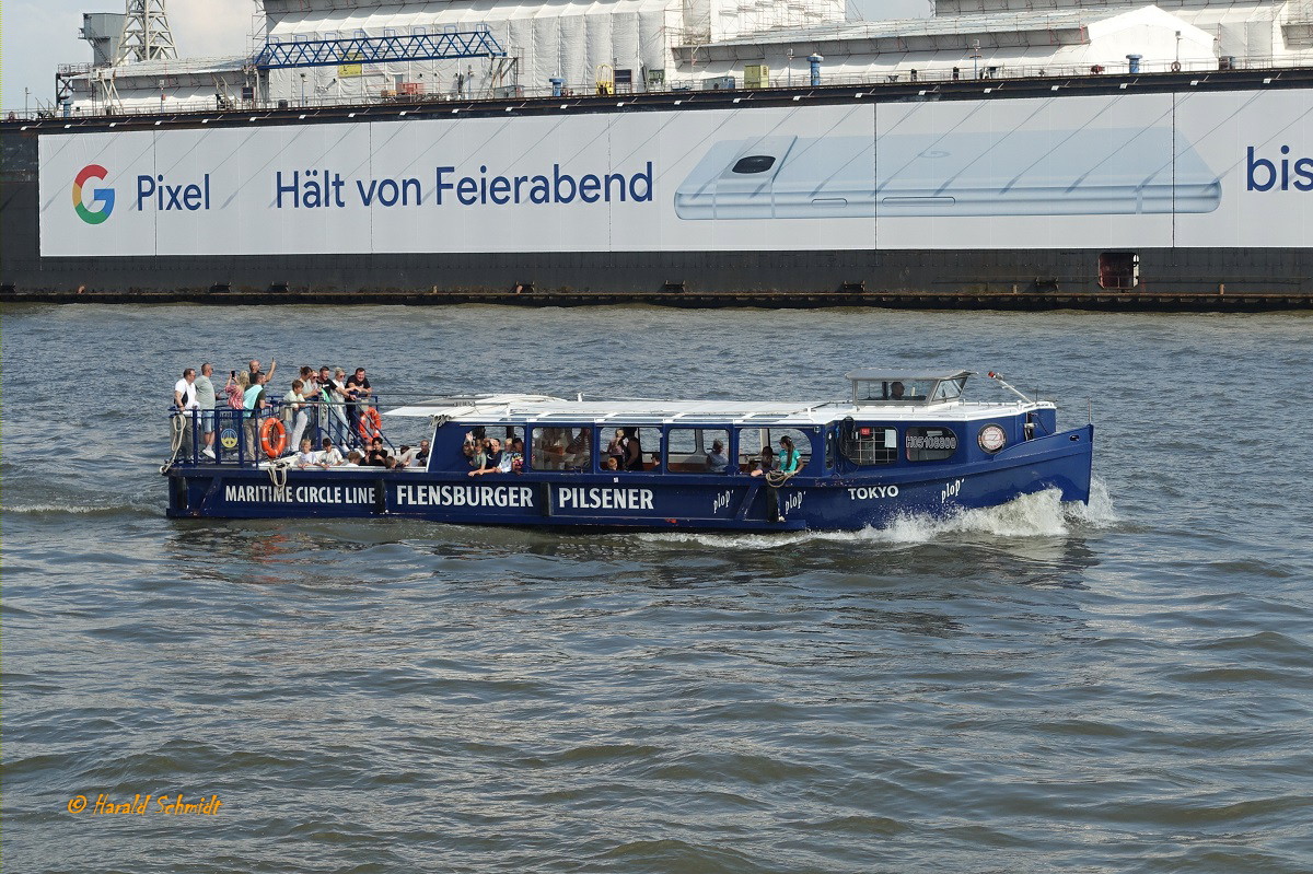 TOKYO (ENI 05108800) am 17.6.2023, Hamburg, Elbe Höhe Blohm+Voss  / 
ex HILDEGARD, (H18622)  /
Barkasse / Lüa 18 m, B 4,8 m /  gebaut 1950, Bonne-Werft, HH-Wilhelmsburg / / 24. Mai 2014 an den St. Pauli Landungsbrücken komplett ausgebrannt / 2014 repariert und umgebaut / 
