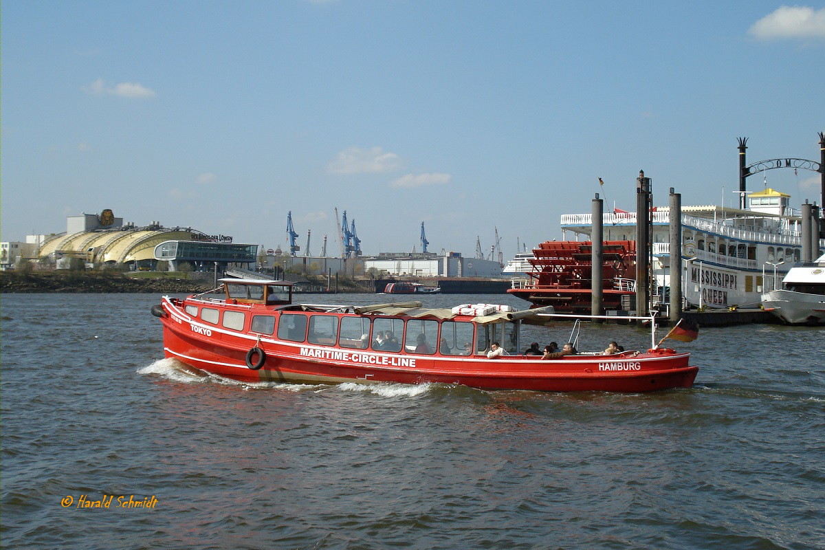 TOKYO (ENI 05108800) am 21.4.2008, Hamburg, Elbe hinter der Überseebrücke / 
ex HILDEGARD, (H18622)  /
Barkasse / Lüa 16,5 m, B 4,1 m, TG 1,3 m  /  73 Fahrgäste / 1 Diesel, 168 PS / gebaut 1950, Bonne-Werft, HH-Wilhelmsburg / 24. Mai 2014 an den St. Pauli Landungsbrücken komplett ausgebrannt / 2014 repariert und umgebaut / 
