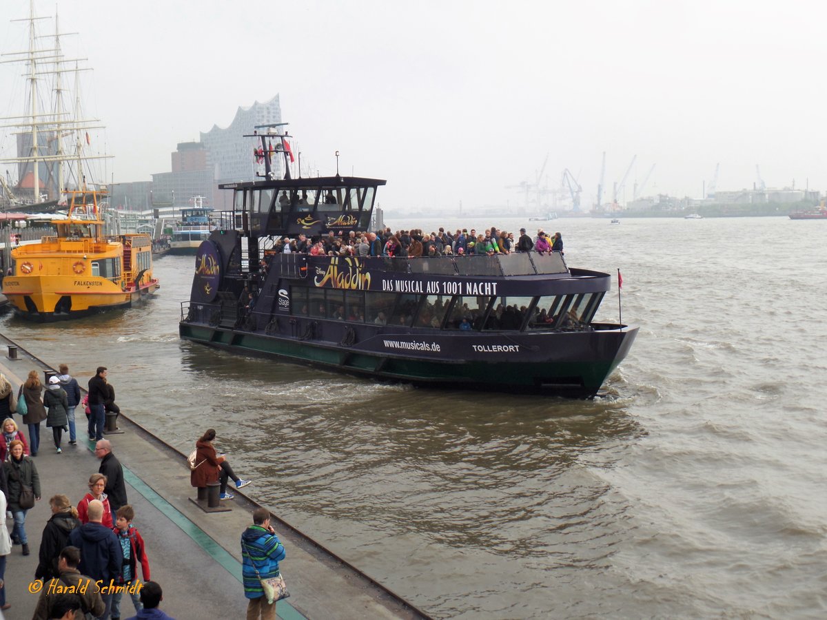 TOLLERORT (1) (ENI 048 05060) am 16.10.2016, Hamburg, Elbe, Landungsbrücken ablegend  /


Einmann-Fährschiff Typ 2000 / HADAG / Lüa 29,95 m, B 8,15 m, Tg 1,7 m / 2 Diesel, 2 Ruder-Propeller, 12 kn / 250 Pass. / 2006 bei SSB, Oortkaten, Hamburg /
