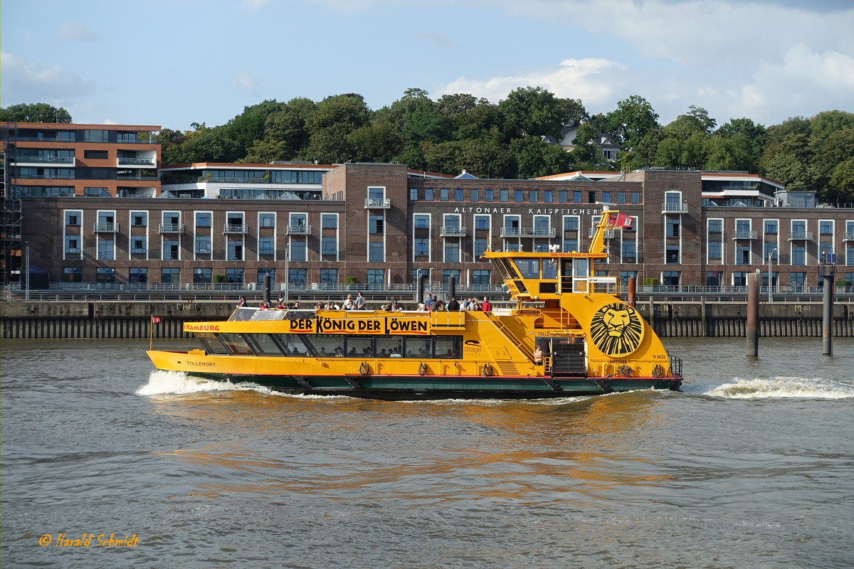 TOLLERORT (1) (ENI 048 05060) am 21.8.2019, Hamburg, Elbe, Höhe Neumühlen /
Einmann-Fährschiff Typ 2000 / HADAG / Lüa 29,95 m, B 8,15 m, Tg 1,7 m / 2 Diesel, 2 Ruder-Propeller, 12 kn / 2016 Zulassung für  380 Pass. / gebaut 2006 bei SSB, Oortkaten, Hamburg /

