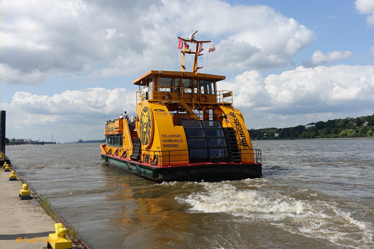 TOLLERORT (1) (ENI 048 05060) am 21.8.2019, Hamburg, Elbe, vor dem Anleger Bubendeyufer /

Einmann-Fährschiff Typ 2000 / HADAG / Lüa 29,95 m, B 8,15 m, Tg 1,7 m / 2 Diesel, 2 Ruder-Propeller, 12 kn / 2016 Zulassung für  380 Pass. / gebaut 2006 bei SSB, Oortkaten, Hamburg /
