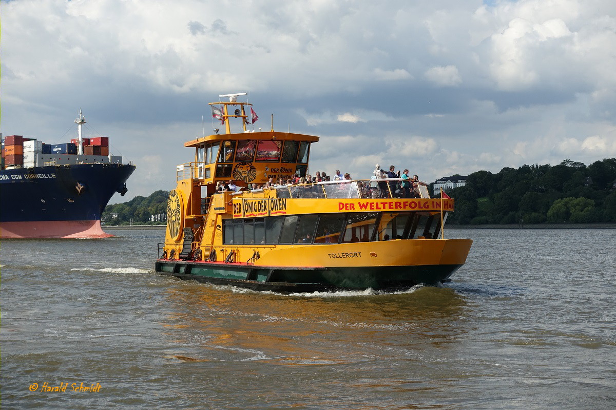 TOLLERORT (1) (ENI 048 05060) am 21.8.2019, Hamburg, Elbe, vor dem Anleger Bubendeyufer /

Einmann-Fährschiff Typ 2000 / HADAG / Lüa 29,95 m, B 8,15 m, Tg 1,7 m / 2 Diesel, 2 Ruder-Propeller, 12 kn / 2016 Zulassung für  380 Pass. / gebaut 2006 bei SSB, Oortkaten, Hamburg /
