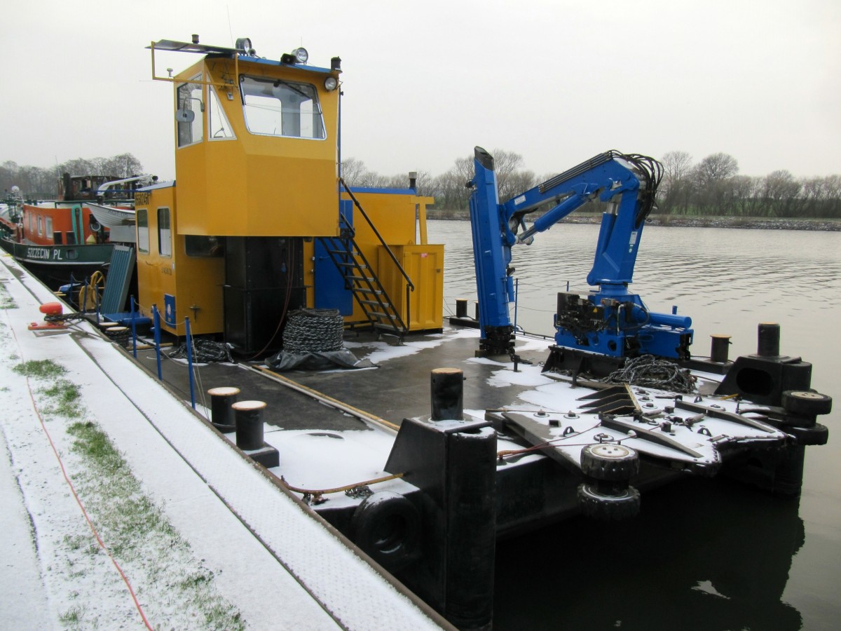 Tom (05502450 , 14,5 x 7m) lag am 03.01.2016 am Anleger bei Edesbüttel. Für welche Wasserbauarbeiten dieses Schiff verwendet wird entzieht sich leider meiner Kenntnis , aber vielleicht kann mich ja jemand schlauer machen.  