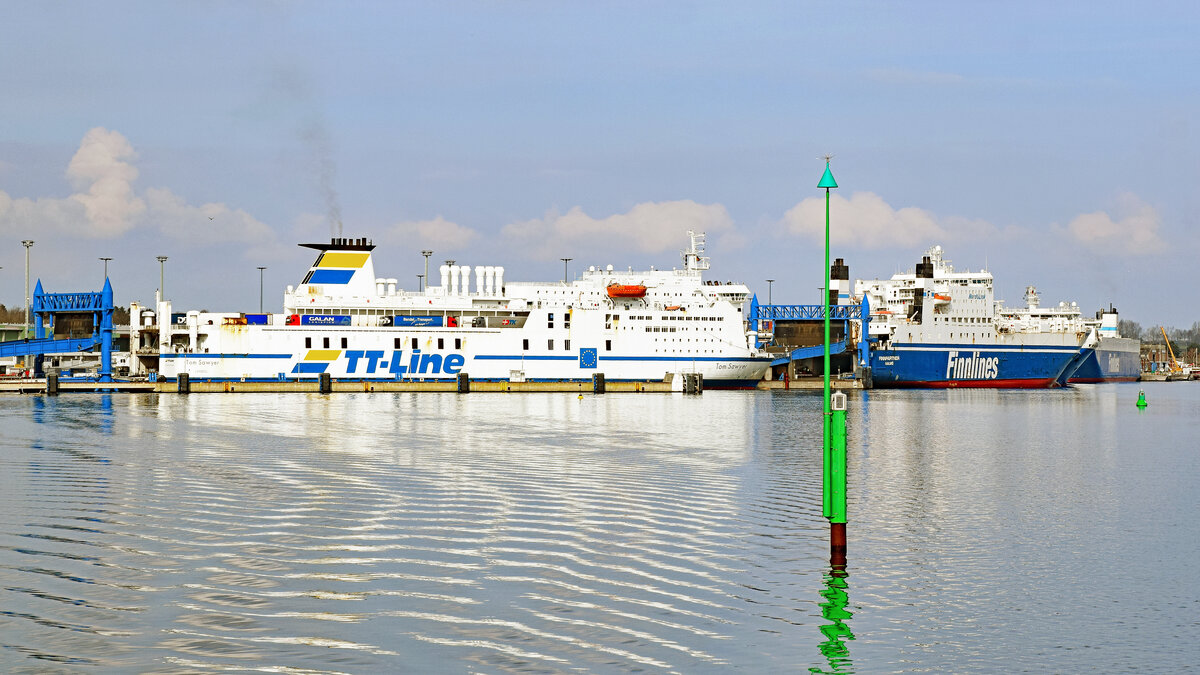 TOM SAWYER (IMO 8703232, TT-Line) am 09.03.2023 im Hafen von Lübeck-Travemünde