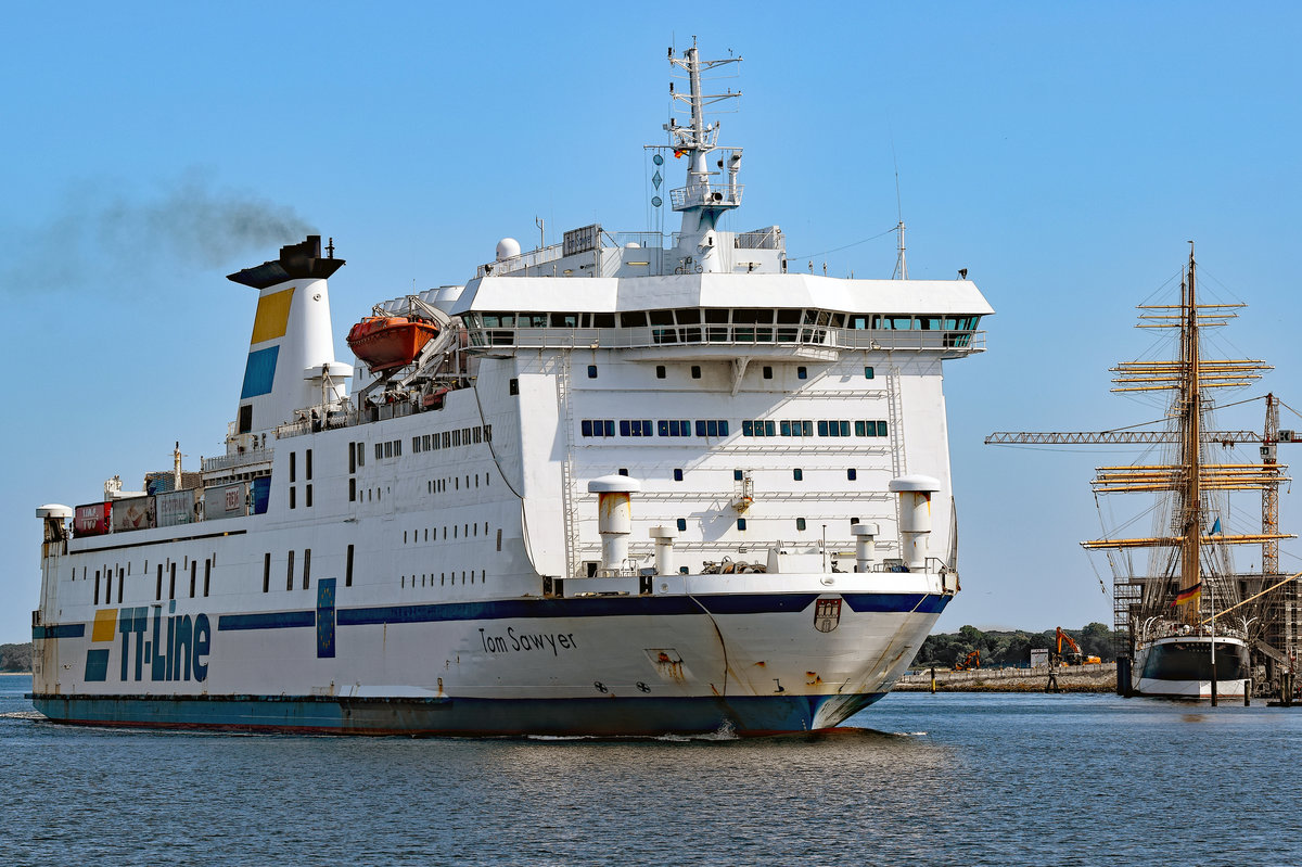 Tom Sawyer in Lübeck-Travemünde einlaufend. Das Schiff hat gerade die Viermastbark PASSAT (rechts im Bild) passiert. Aufnahme vom 31.08.2016