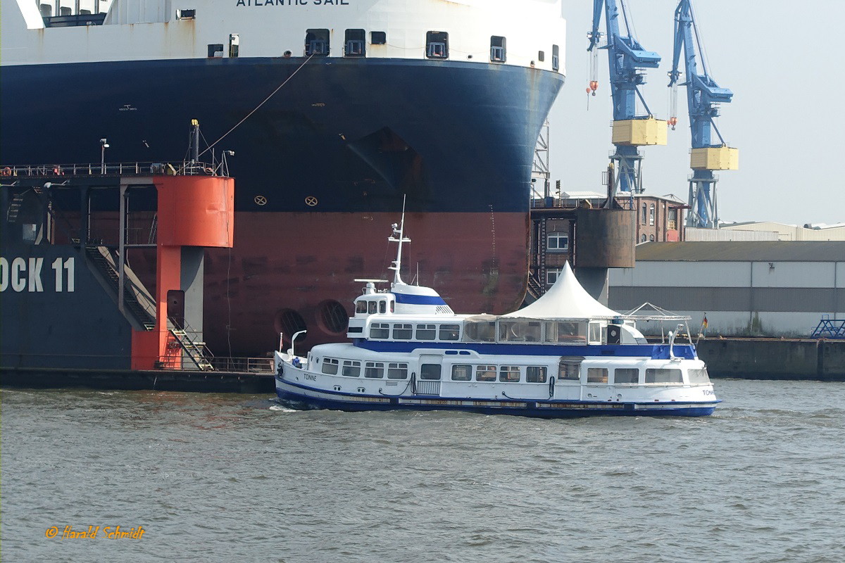 TONNE am 30.4.2019, Hamburg, Elbe vor der Werft Blohm+Voss /

Ehem. Hafenfährschiff TONNDORF der HADAG / Typ IIIc / BRT 265 / Lüa 30,18 m, B 8,16 m, Tg 3,18 m / 1 MaK-Diesel mit Getriebe, 370 PSe, 1 Prop., 4 Flügel, D=2130 mm, 11 kn / 1960 bei Sietas, Hamburg-Neuenfelde / 2007 an Kapt. Schwarz verkauft / 14.8.2009 als TONNE wieder im Dienst für Ausflugssonderfahrten und Eventschiff /
