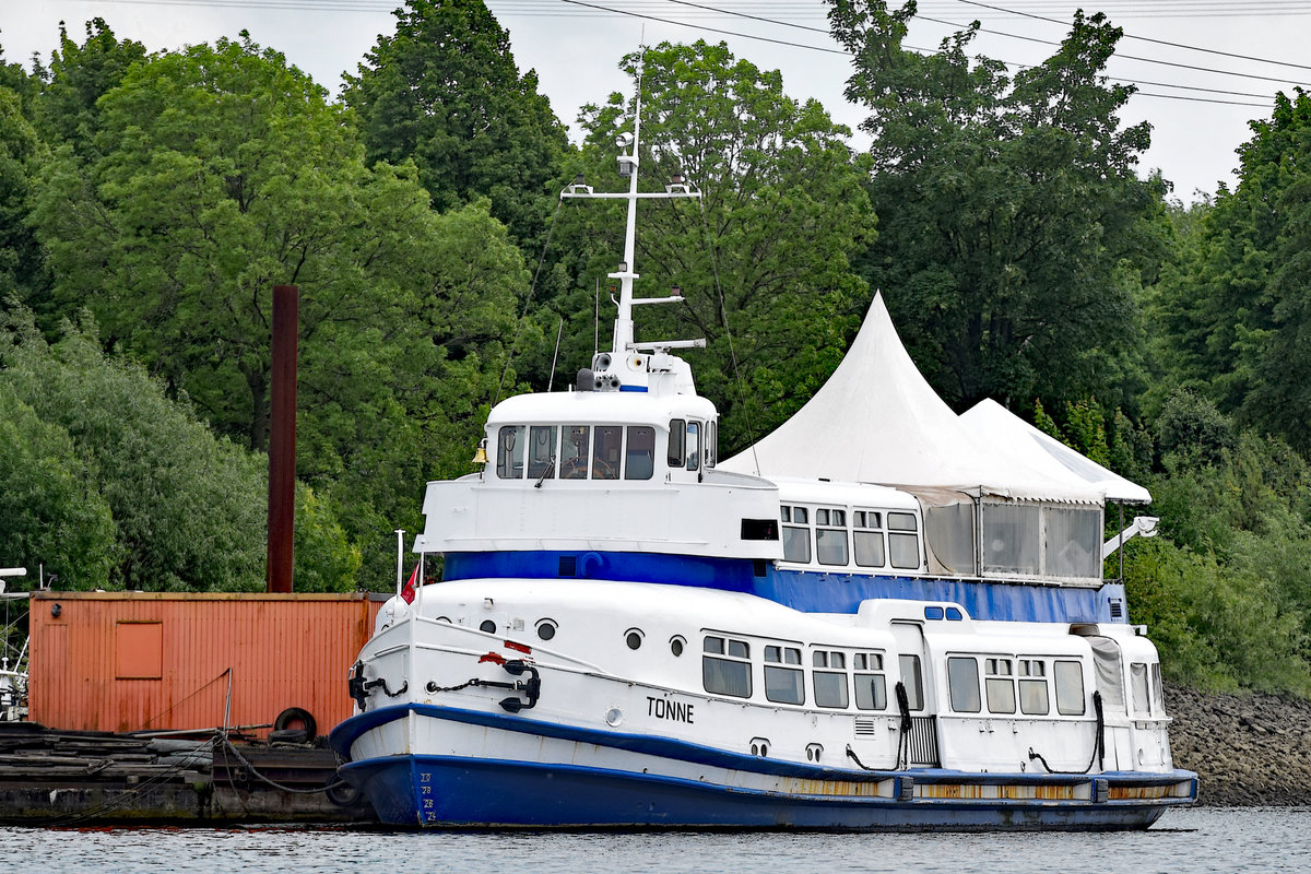 TONNE, ehemaliges Hafenfährschiff TONNDORF der HADAG, am 27.05.2019 im Hafen von Hamburg