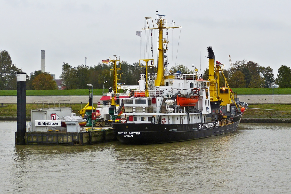 Tonnenleger GUSTAV MEYER Emden, Bj 1967, gebaut in der Jade Werft in Wilhelmshaven, Bau-Nr. 0083; IMO-Nr. 9031387; L 48,85 m; B 9,52 m; Geschw. 14 kn, Antrieb 2 Motoren mit je 551 kw, Einsatzgebiet ist die Ems und deren Mndungsgebiet. Aufgenommen im Auenhafen von Emden am 08.10.2014. 