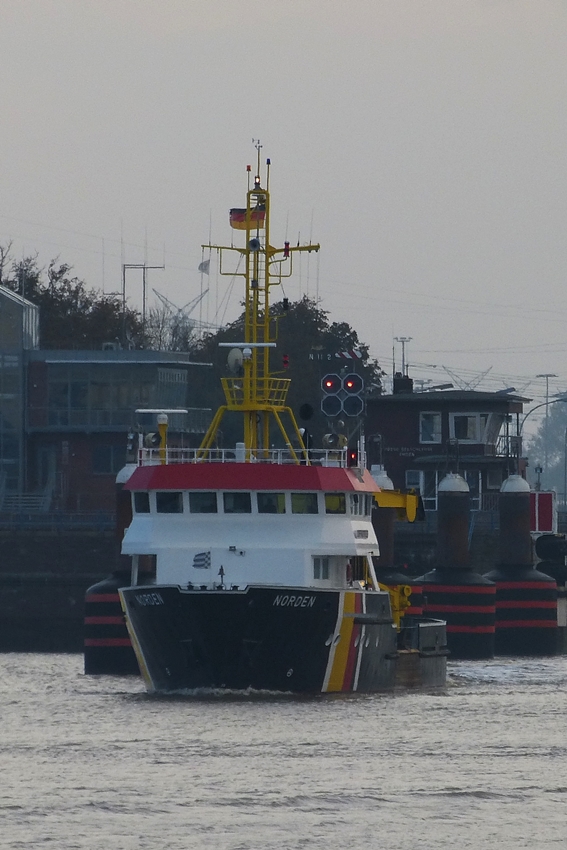 Tonnenleger  NORDEN, Bj 1998, gebaut von der Fassemer Werft in Motzen, Bau-Nr. 1580,  ENI-Nr.  IMO-Nr.9157129, L 39,20 m; B 8,90 m; Geschw. 11 kn;  Antrieb 2 Motoren mit je 268 kW (363 PS), aufgenommen im Aussenhafen von Emden am 08.10.2014. 