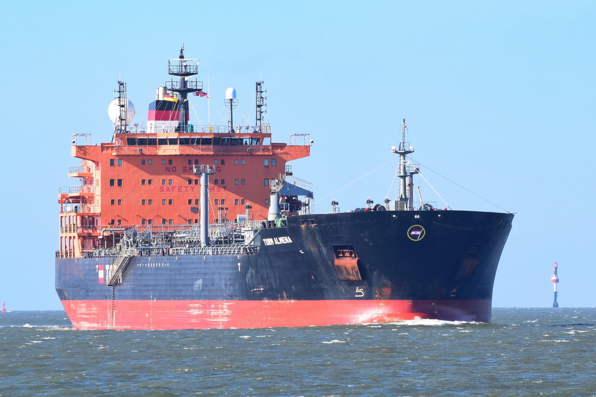 TORM ALMENA , Tanker , IMO  9465980 , Baujahr 2010 , 183 × 32.23m , 01.04.2018  Cuxhaven Alte Liebe