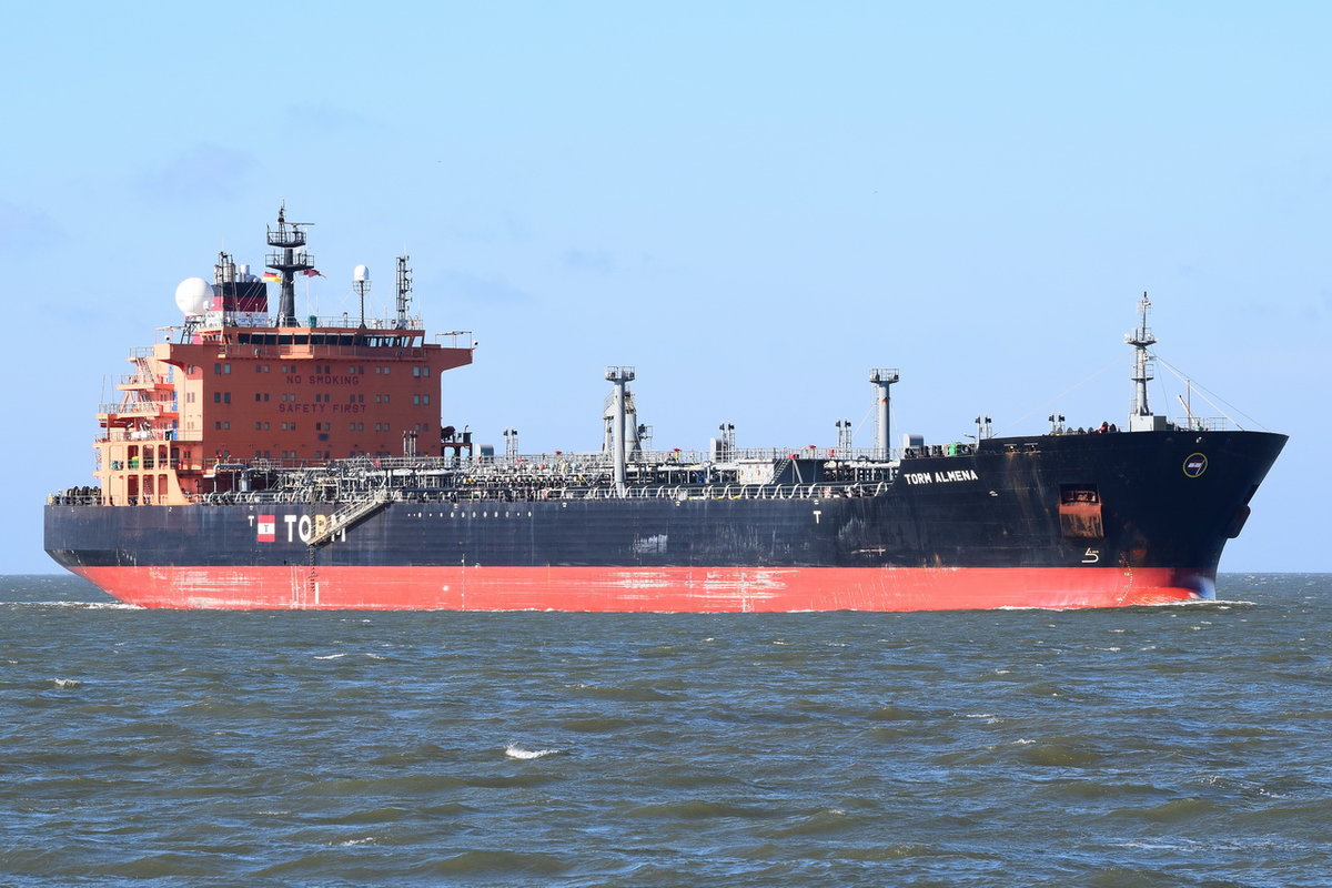 TORM ALMENA , Tanker , IMO 9465980 , Baujahr 2010 , 183 × 32.23m , 01.04.2018 Cuxhaven Alte Liebe