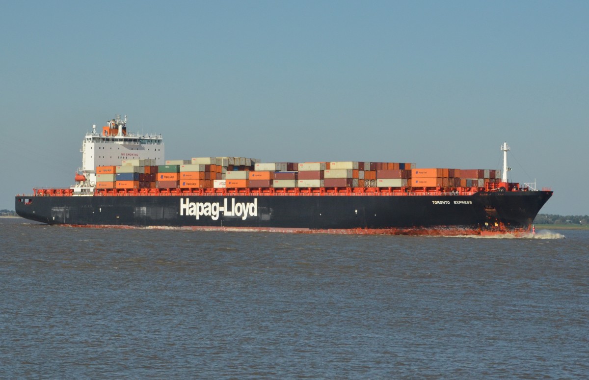 ,,Toronto Express`` Containerschiff, Hapag Llyod  IMO: 9253727, Heimathafen London, Baujahr: 2003,  Container: 4402 TEU, Lnge: 294.00 m, Breite: 32.31 m, Tiefgang: 10.78 m, Geschw: 22.00 kn,  an der Elbe bei Grnendeich Richtung HH am 10.10.15.