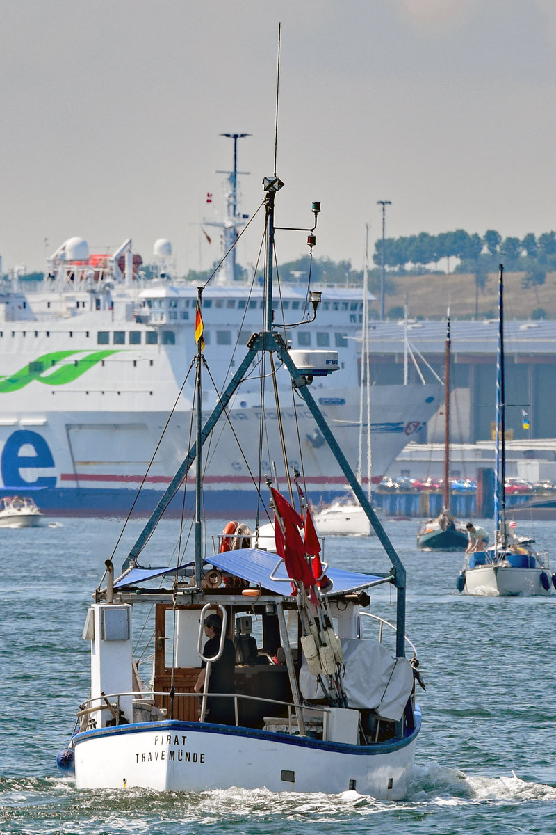 TRA 1 PIRAT am 27.06.2020 in Lübeck-Travemünde einlaufend