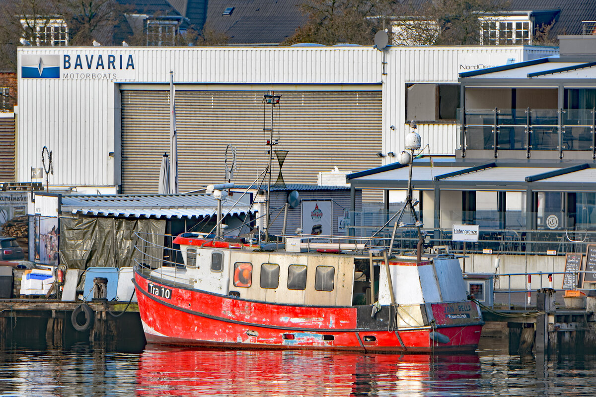 TRA 10 JAN-BELLA am 23.12.2022 im Fischereihafen von Lübeck-Travemünde