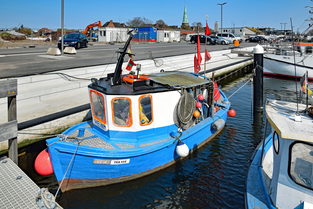 TRA 106  Hein  am 12.04.2020 im Hafen von Lübeck-Travemünde