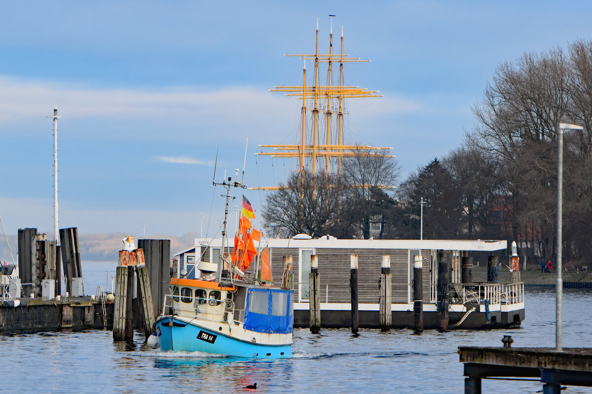 TRA 14 CONSTANTIA II am 23.12.2022 im Fischereihafen von Lübeck-Travemünde