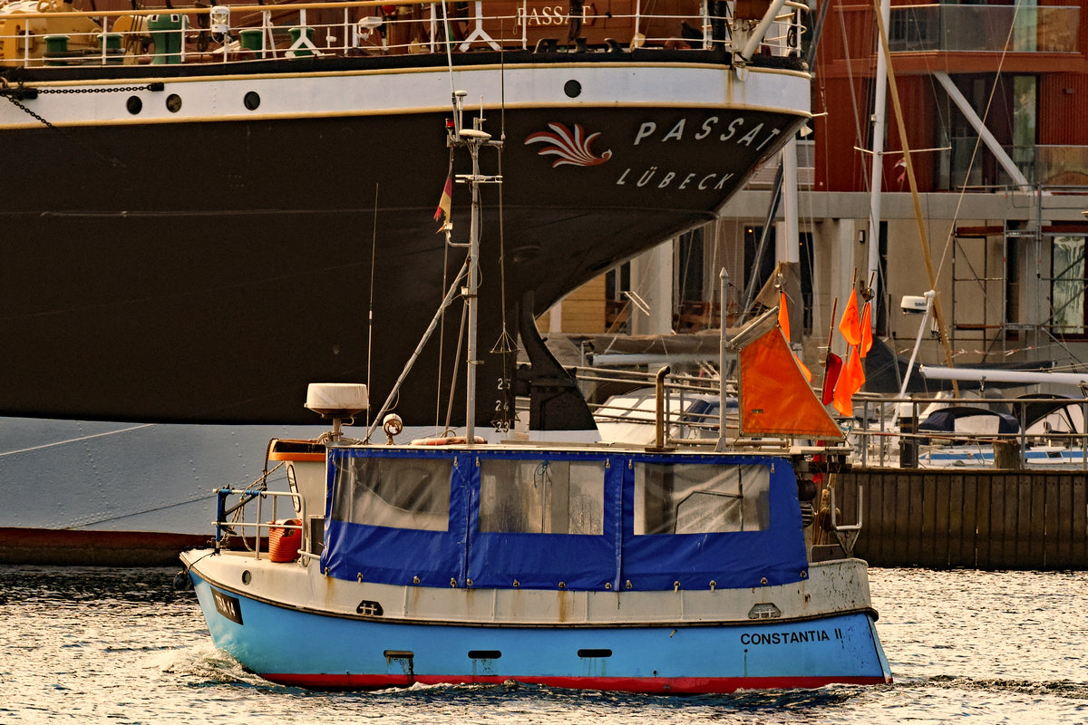 TRA 14 CONSTANTIA II passiert auf dem Weg zur Ostsee die Viermastbark PASSAT