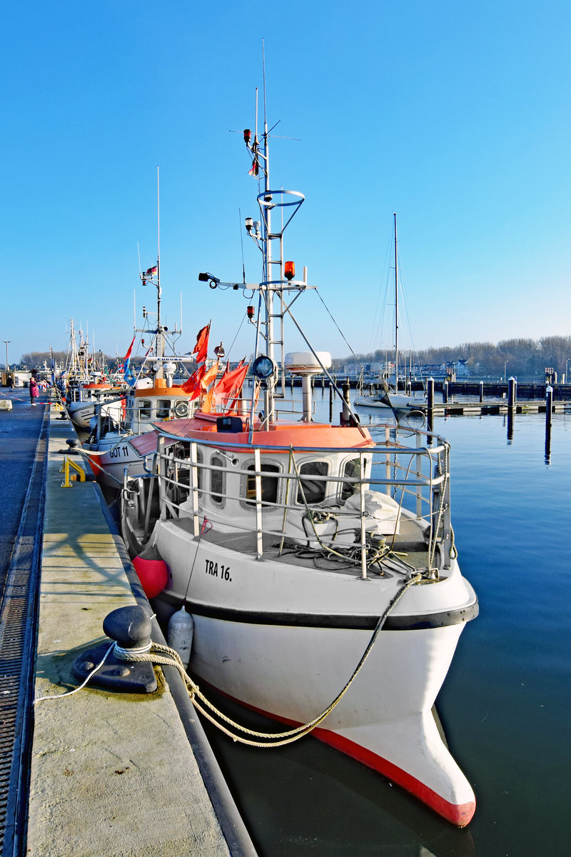 TRA 16 am 16.12.2020 im Fischereihafen von Lübeck-Travemünde