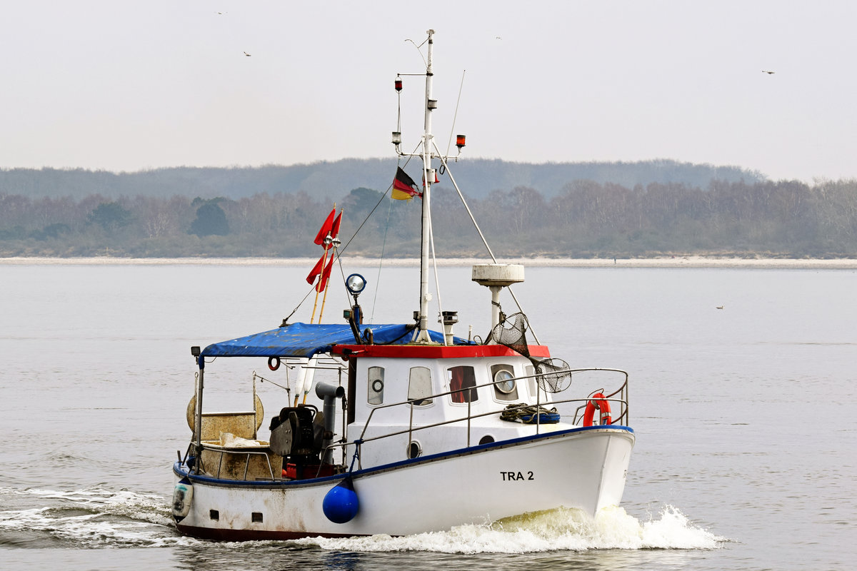 TRA 2  Fredy  am 25.03.2018 in Lübeck-Travemünde einlaufend