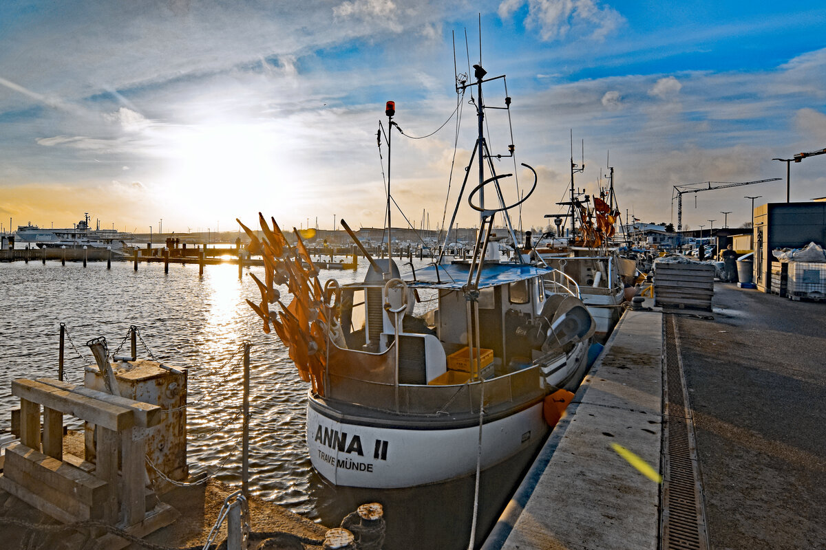 TRA 3 ANNA II am 08.01.2022 bei Sonnenuntergang im Fischereihafen Lübeck-Travemünde