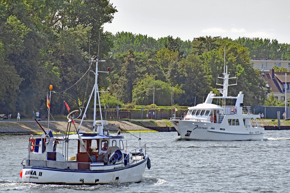 TRA 3 ANNA II am 10.08.2022 in Lübeck-Travemünde. Entgegen kommt die POSITANO. Dieses Fahrzeug läuft zu einer Seebestattung gen Ostsee aus.