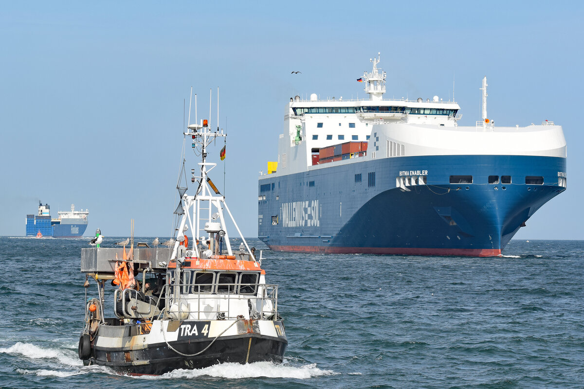 TRA 4 ANKE und Frachtschiff BOTNIA ENABLER (IMO 9884679) am 14.08.2022 in der Ostsee vor Lübeck-Travemünde