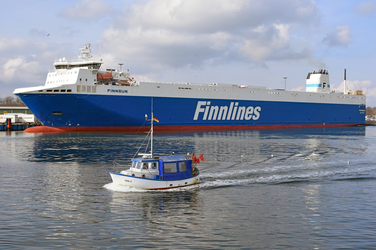 TRA 5 STEPENITZ am 09.03.2023 in Höhe Skandinavienkai Lübeck-Travemünde. Im Hintergrund: die Finnlines-Fähre FINNSUN