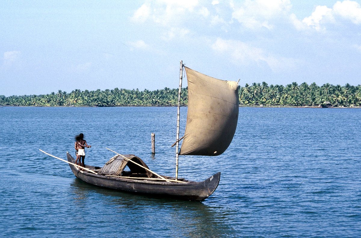 Traditionelles südindisches Segelboot auf den Backwaters in Kerala. Bild vom Dia. Aufnahme: Dezember 1988.