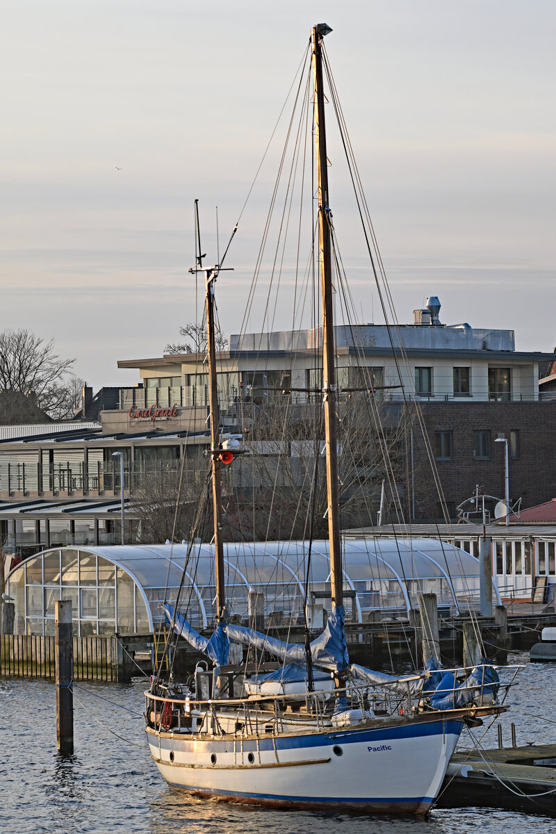 Traditionsschiff PACIFIC (Typ: COLIN ARCHER Lotsenkutter / Länge 12 m / Breite 3,75 m / Segelfläche 90 qm / Tiefgang 1,90 m / Baujahr 1981 / 2 Zweimann-Kammern / 1 Viermann-Kammer) am 29.02.2024 im Hafen von Lübeck-Travemünde