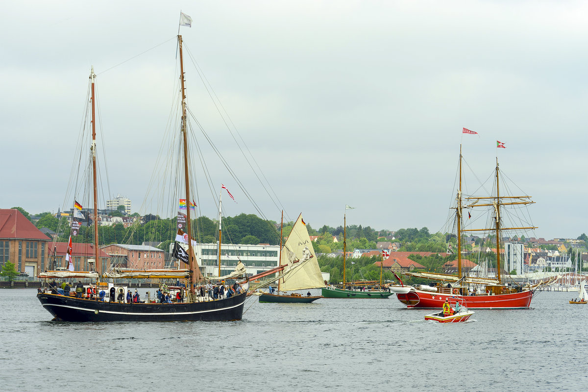 Traditionssegler »St. Pauli« und »Lila Dan« zur Rum-Regatta im Flensburger Hafen. Aufnahme: 1. Juni 2019.