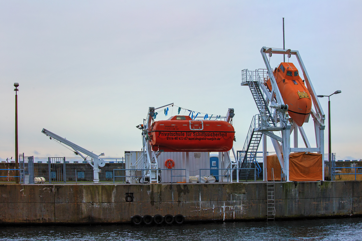 Trainingsanlage für Freifall-Rettungsboot im Hafen von Sassnitz. - 26.11.2015
