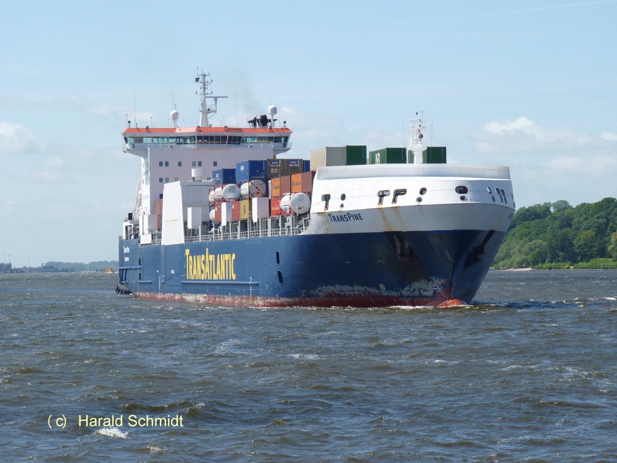 TRANSPINE (IMO 9216638) am 3.6.2013, Hamburg einlaufend, Höhe Finkenwerder /
Ex FINNPINE bis 04.2008 / 
RoRo-Schiff / BRZ 20.851 / Lüa 178,6 m, B 26 m, Tg 9 m / 1 Wärtsilä-Diesel, 12.600 kW, 17.136 PS /TEU 759 / gebaut 2002 in Polen / Flagge: Schweden /
